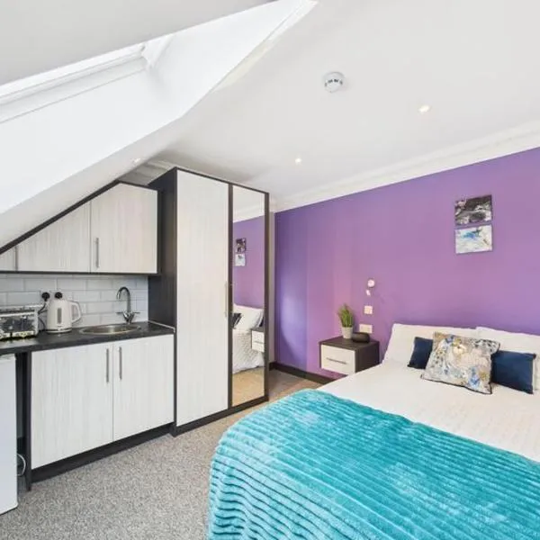 Luxury room's with ensuite and kitchen, parking in Slough Centre, hotel di Slough