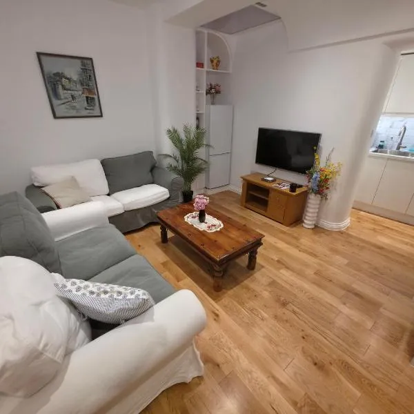 New Two Bedroom Flat - With Terrace, hotel in London