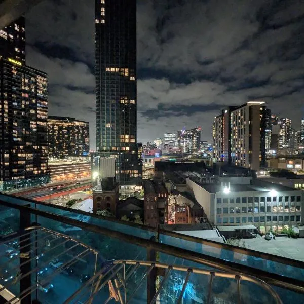 Ensuite Room with Super Comfy Queen Bed in shared 2BR 2Bath Apartment, Flexible checkin, Free Coffee, hotel in Melbourne