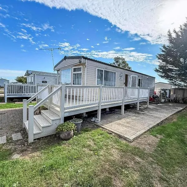 Caravan With Decking & Free Wifi At Steeple Bay Ref 36051D, hotel v destinaci Southminster