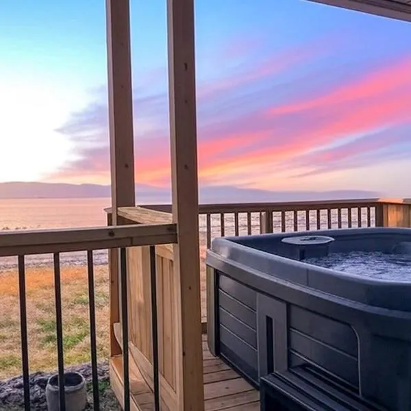 Chalet 691 Waterfront with Spa, Fireplace, WiFi & AC – hotel w mieście Cap-Saint-Ignace