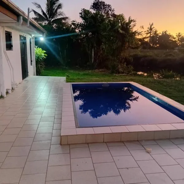 Large 4 Bedroom 7 Bed Villa in Sonaisali Rd, Nadi, ξενοδοχείο στο Νάντι