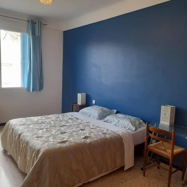 Double room, in an elegant house, Thuir centre, terraces view Canigou、チュイルのホテル
