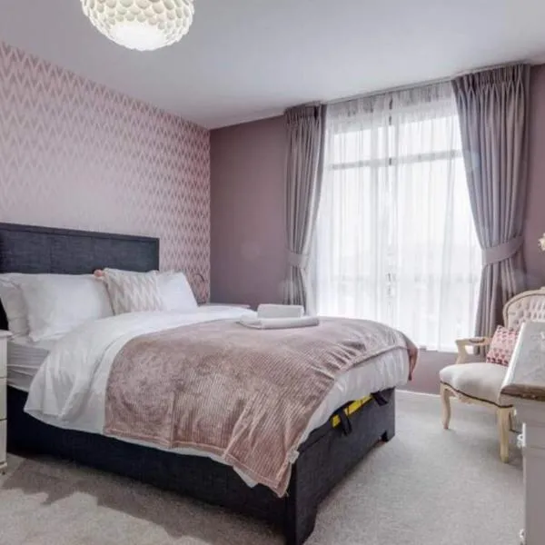 2 Bed Deansgate Apartment City Centre, хотел в Манчестър