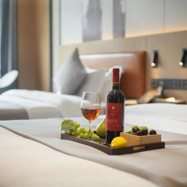 Phoenix Ancient Town is waiting for you at the Courtyard Guesthouse, hotel en Hanqiyu