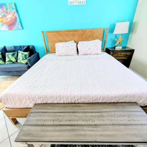2 Minute Walk to Beach & Downtown!, hotel a Cocoa Beach