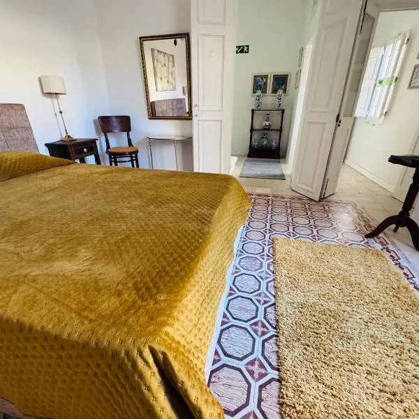 Very Central 2-Bedroom House Near Valletta - Yellow - Perfect for Discovering Malta - Bus Stops Outside & Adjoining Cafeteria, hotel em Msida