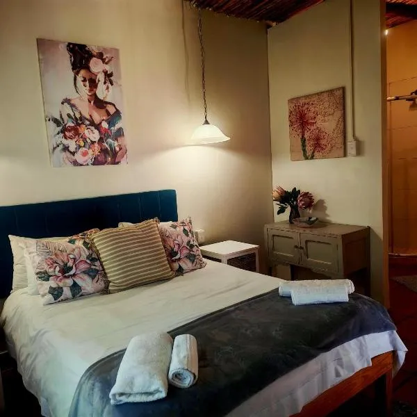 Villa ChoCoLatt Guest House and Porta Taverna Restaurant, hotel in Porterville