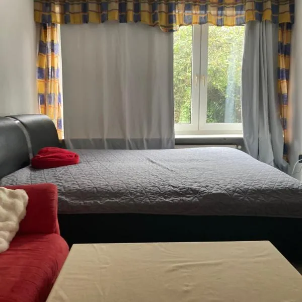 Premium Ruhiges ganzes Apartment 90 m 2 Schlafzimmer große Küche Wohnzimmer, hotel en Duisburg