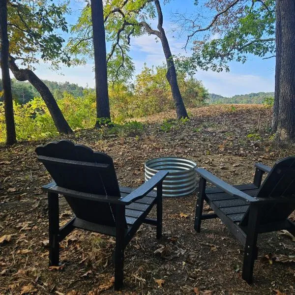 The Hocking Hills Store Campsite #3, hotel i Logan