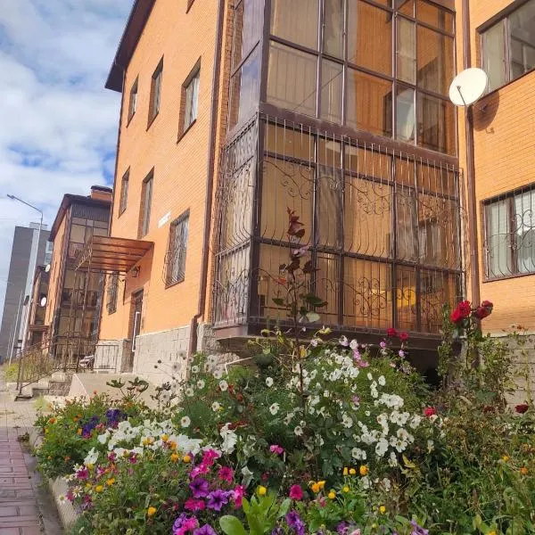 Светлая теплая двухкомнатная квартира на Юго-Востоке, hotel di Karagandy