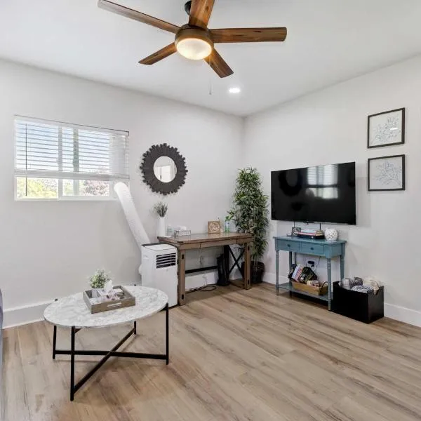 Country Charmer Single Story Cottage Pet Friendly, hotel in Loomis