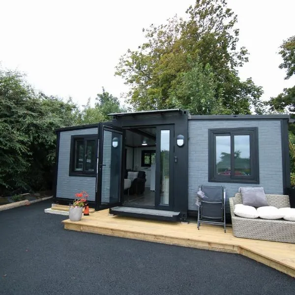 Sunset Retreat Cabin, Hot Tub & Garden views, hotel in Portglenone