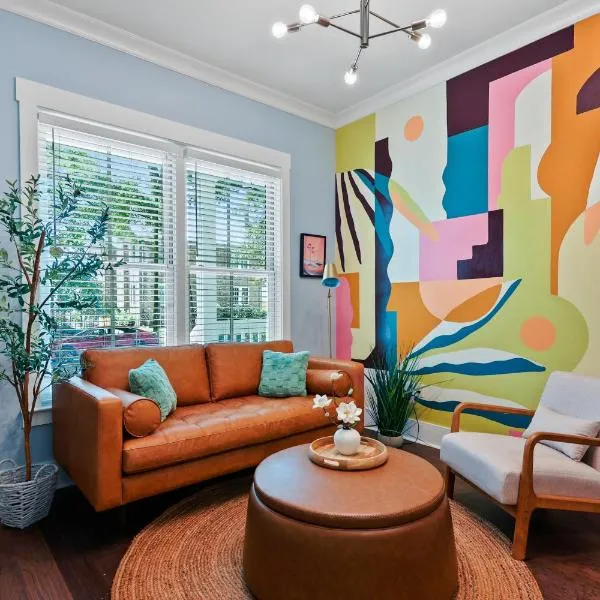 Fun & Renovated Artsy Downtown Apt Dog Friendly with Fully Fenced Backyard and Private Parking, ξενοδοχείο στη Σαβάνα
