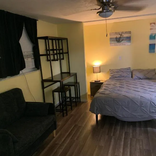 Private suite with small kitchen private bathroom entrance porch and driveway, hotel v destinaci Pinellas Park