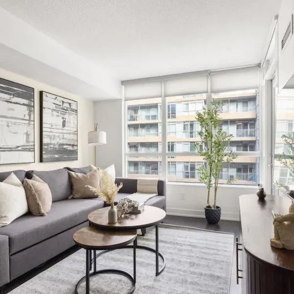 Stylish 1BR Condo with Patio Steps from Waterfront โรงแรมในโตรอนโต
