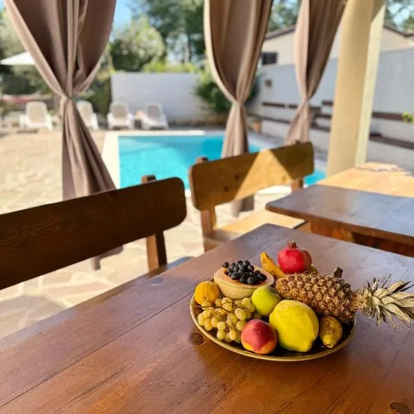 EXTRAORDINARY Amna Home with 4 bedroom and pool!, hotel a Buje