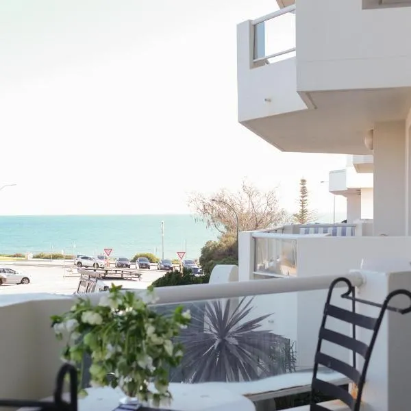 Spacious, ocean-front, pied-à-terre with stunning views &opposite cafes、パースのホテル