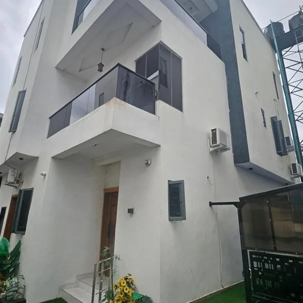 5 Bedrooms and 5 Bathrooms Luxury Duplex With Private Swimming Pool, hotell i Lagos