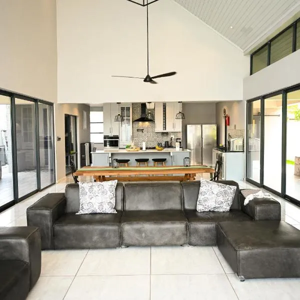 Architect-Designed Home with Pool, hotel di Victoria Falls