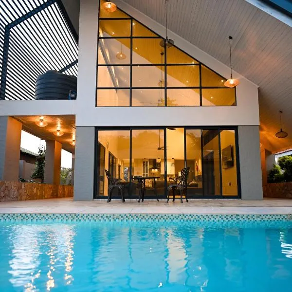 Modern spacious 4-bedroom home, hotel in Victoriawatervallen