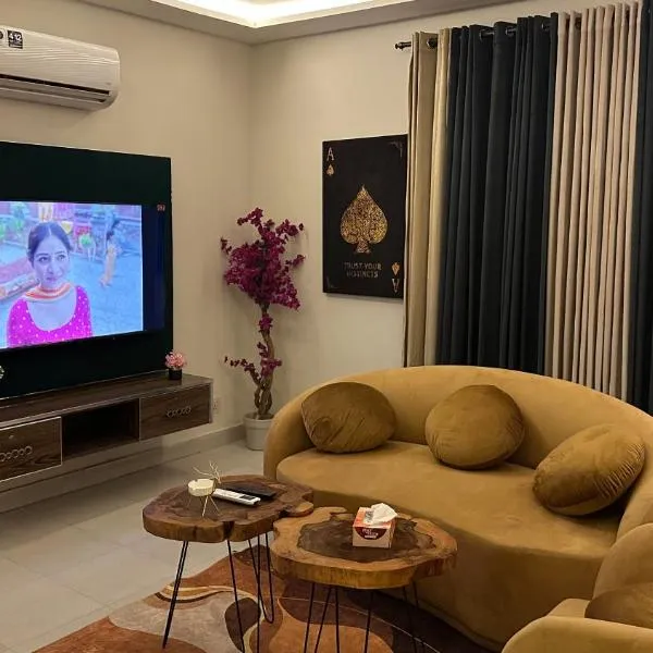 Luxury 1BHK Apartment with Eiffel View Bahria, khách sạn ở Lahore