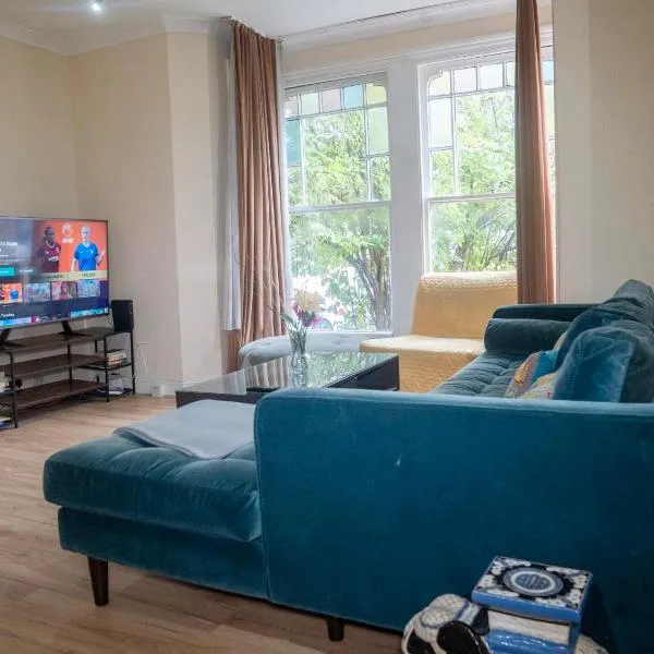 3 bed Apartment London with Balcony & Workspace, hotel in London