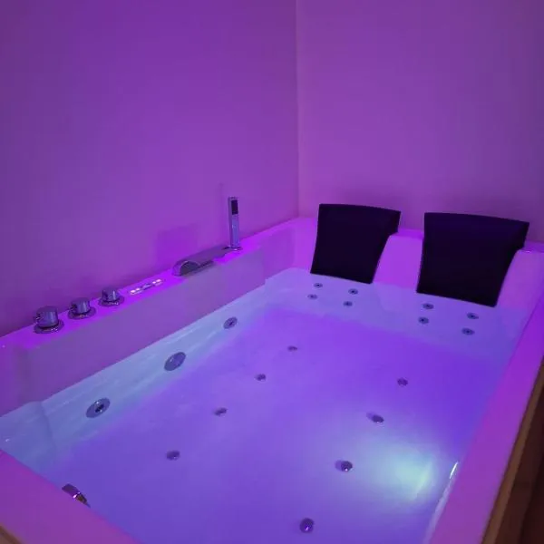 Luxury Suites Glory Tower، فندق في نابولي
