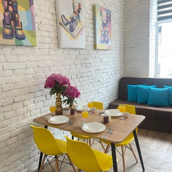 Квартира-студія в історичному центрі міста біля Центральної площі, hotel in Tsjernivsi