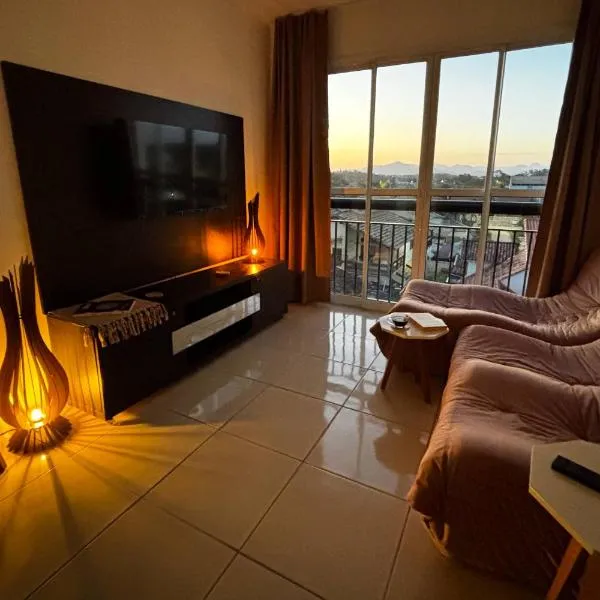 Vista do pôr de sol, 5 min a pé da praia Tartarugas, 3 supermercados e igreja universal, super arejado, hotel v destinaci Rio das Ostras