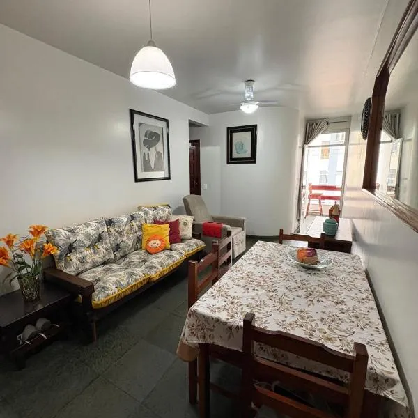 Lindo Apto na Praia do Morro, com ar condicionado, 2 quartos e 2 varandas, bem equipado com utensilios e super aconchegante، فندق في غواراباري