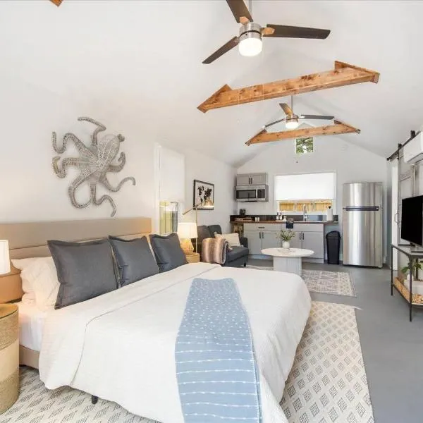Luxe King Studio near Anna Maria Island with Private Parking and Beach Gear and WIFI, hotel in Bradenton