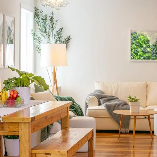 Leafy Wadestown Retreat Near CBD, Stadium, Ferry and Free Double Garage, hotel en Wellington