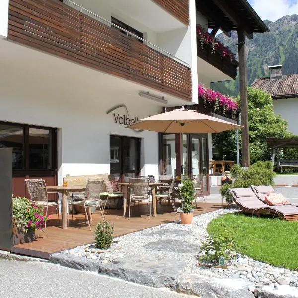 Valbella Bed & Breakfast, hotel di Partenen