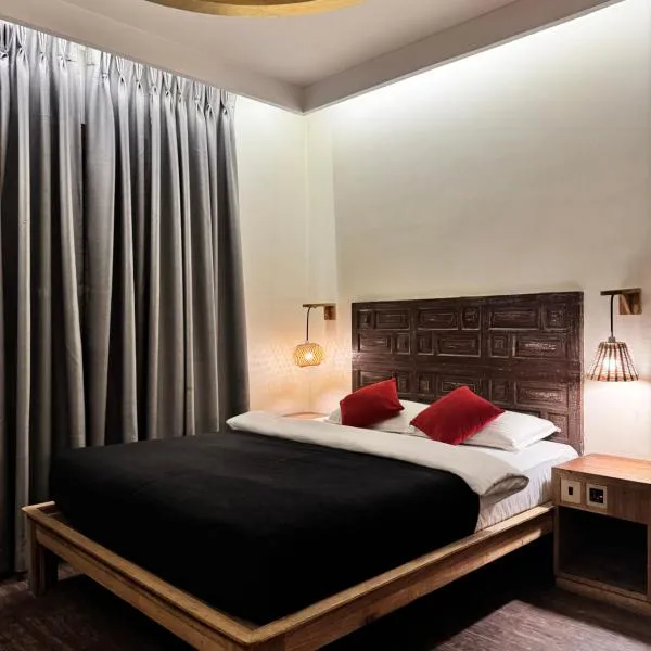 La plaza, hotel v mestu Pātan