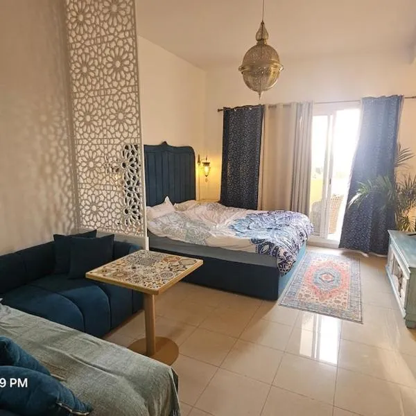 Cozy Studio with Pool and beach access, hotel v Rás al-Chajmá