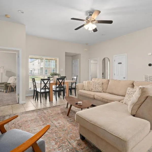 Near Texas A&M, Spacious Living Room, 4 Queen Beds，位于大学城的酒店