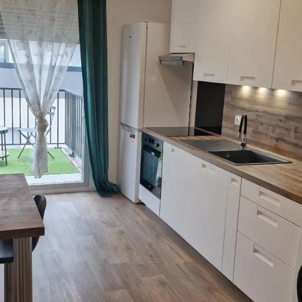 Logement 2 pièces propre et calme, hotel in Lieusaint