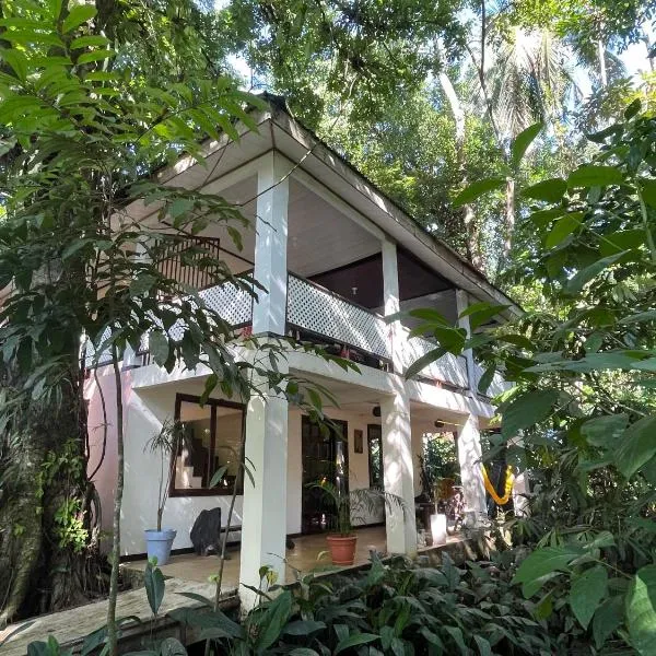 Casa y Cabaña Jaguar Tortuguero, hotel i Tortuguero