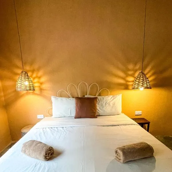 Under The Tree, hotel in Al Ḩamrāʼ