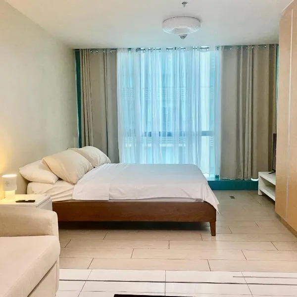 One Uptown Residence BGC 1BR sofabed, hotel en Manila
