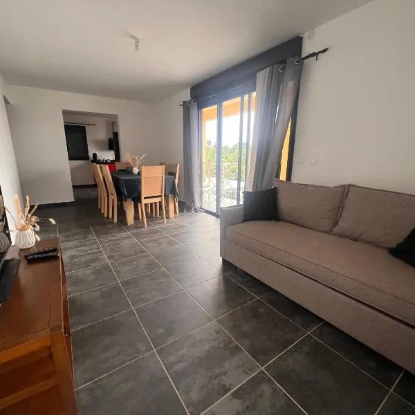 Eden Garden t3 appartement spacieux avec jardin Eco-ferme, hotel in Sainte-Suzanne