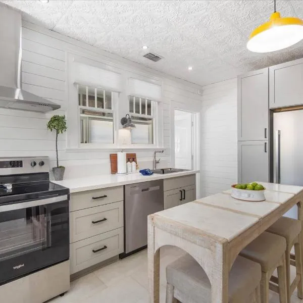 Bright 2BR Bradenton Beach Bungalow with Parking and Washer and Dryer, hotel a Bradenton