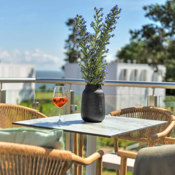 Apartment B10 "Südbalkon mit Haffblick" im Pine Hill Resort,Zirchow的飯店