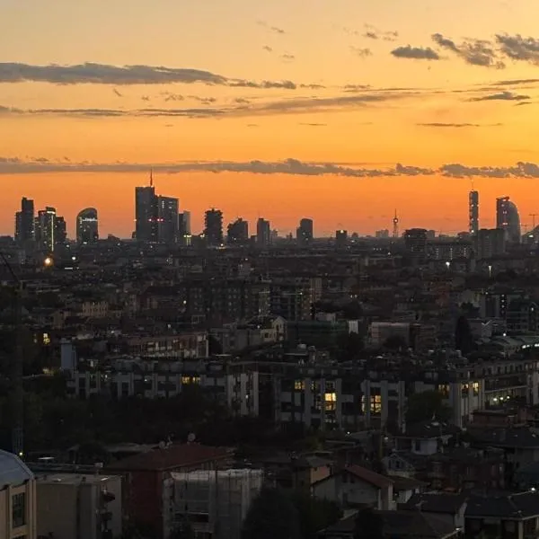 Skyline 15 Milano - Panoramic Apartment and Free Parking - Metro M1, hotel in Milan