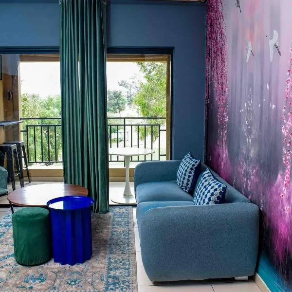 Exquisite Home with fast wifi, workstation, pool and gym, great for long stays, hotel v destinaci Boksburg