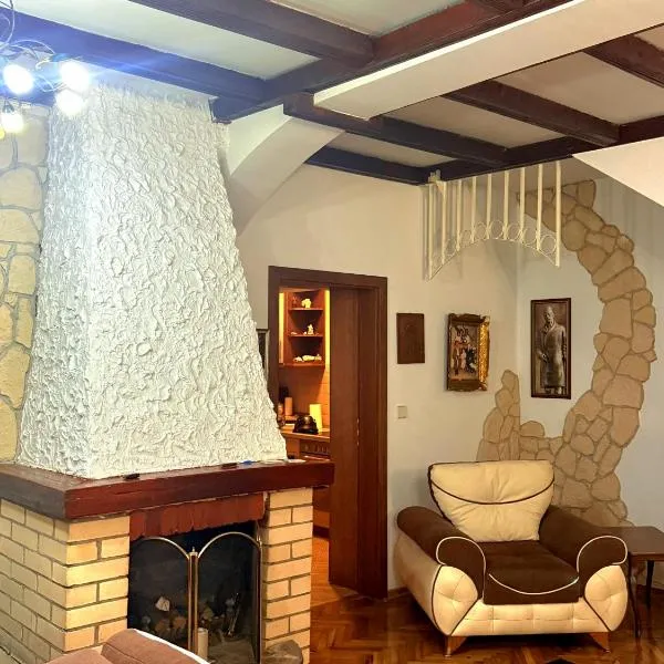 Serana Stays Classic Apartment with Private Bathroom, Free WiFi & Parking, Central Pejë, hotel in Peje