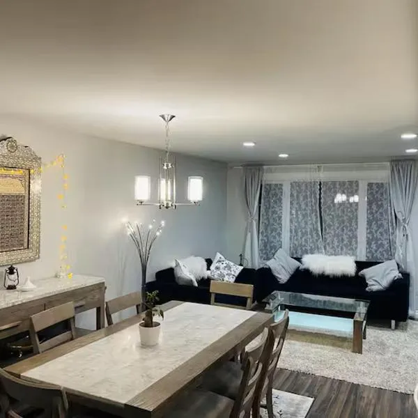 Private Rooms in a Wonderful House, ξενοδοχείο στο Hay River
