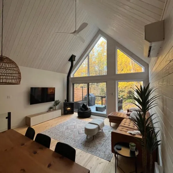 Chalet Les 3 Versants Mont-Edouard 38A, khách sạn ở LʼAnse-Saint-Jean