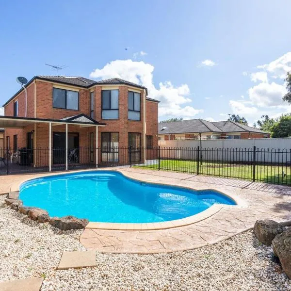 Spacious 4-Bedroom Family Retreat with Pool at Tarneit, Hotel in Tarneit